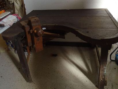 Un établi de bijoutier en bois
Tiroirs en...