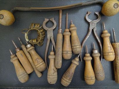 Outils anciens 
Pour le sertissage, poinçons,...