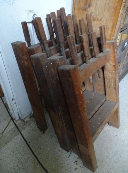 4 grands serre-joints en bois
De grande taille...