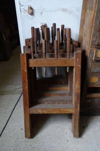 4 grands serre-joints en bois
De grande taille...