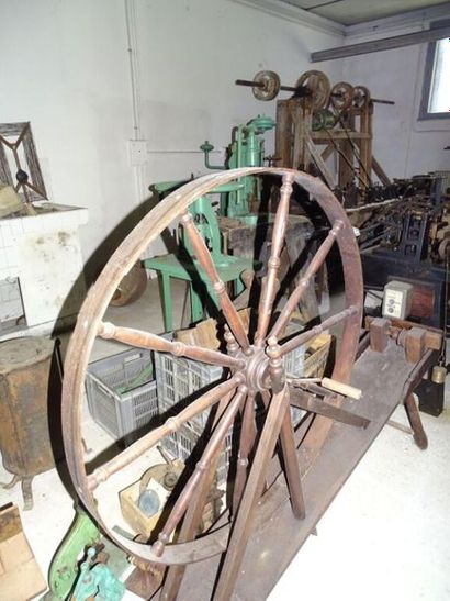 Tour pour tourner les perles de bois
On y...