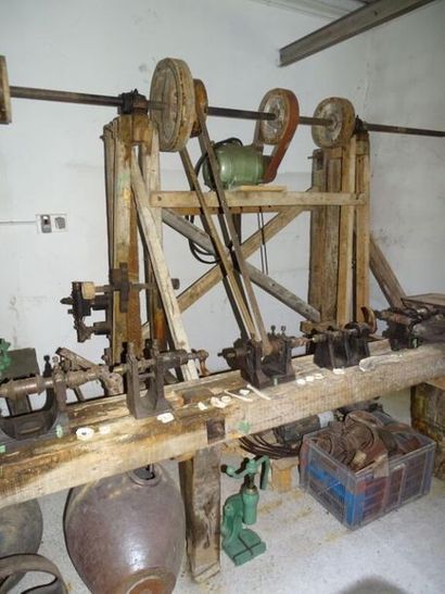 Tour pour tourner les perles de bois
On y...