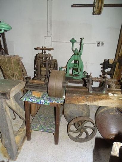 Tour pour tourner les perles de bois
On y...
