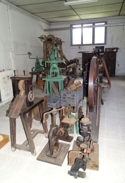 Tour pour tourner les perles de bois
On y...