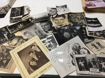 Ensemble de cartes postales et photographies...