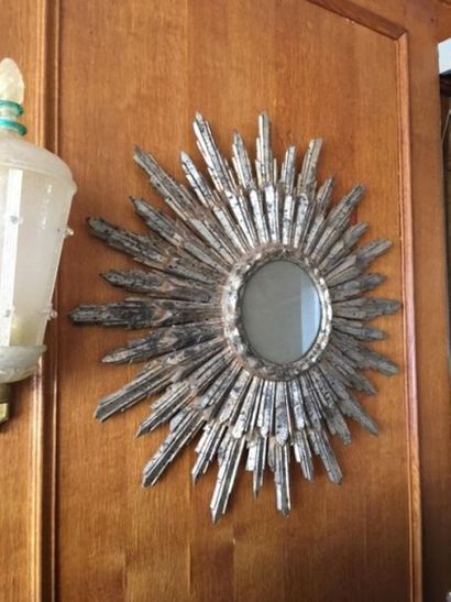 Cadre soleil en bois argenté à décor de rayonnant.
(Petits...
