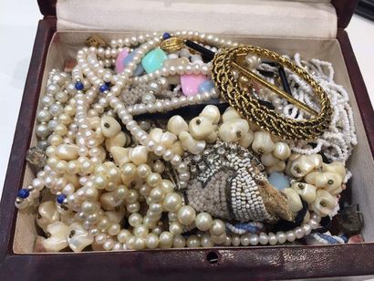 LOT de bijoux fantaisies tel que colliers,...