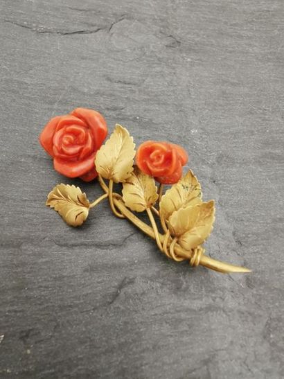 BROCHE figurant une branche de rosier fleuri...