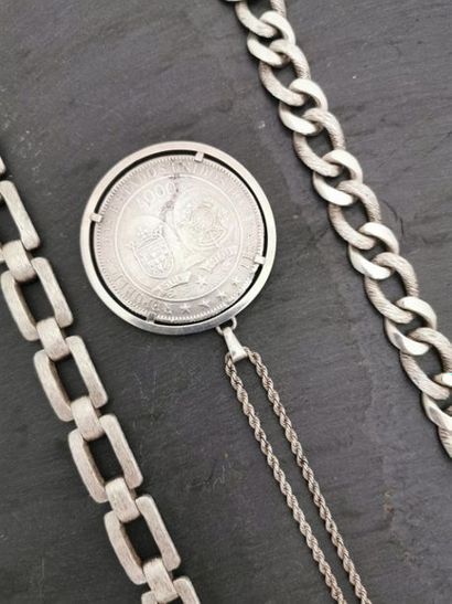 Lot de deux bracelets et un pendentif en...
