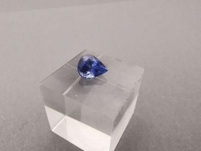 SAPHIR taillé en poire.
Dimensions : 7,6...