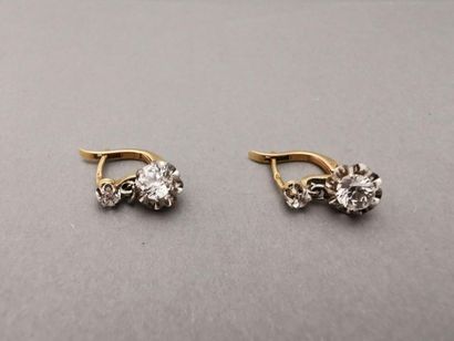 Une paire de BOUCLES D'OREILLES en or 750...
