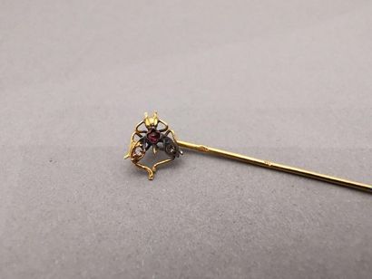 Une EPINGLE de revers en or 750 mm à décor...