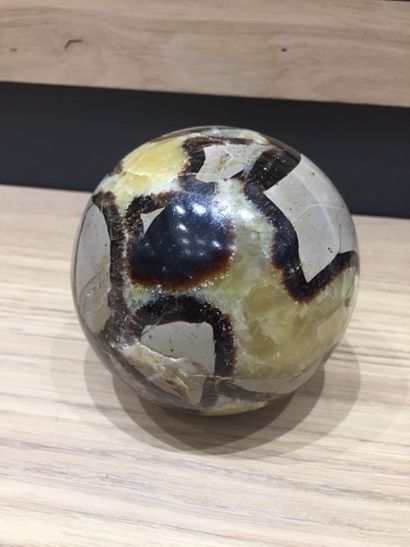 Une boule en pierre composite compressé.