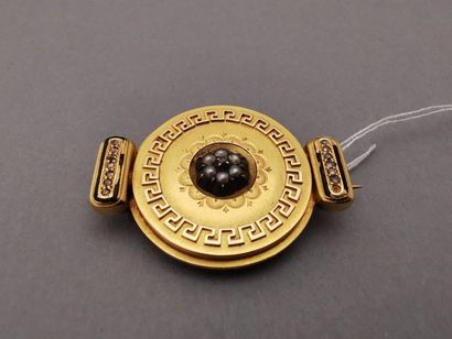 BROCHE en or jaune orné d'un motif floral...