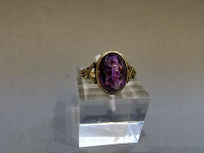 BAGUE en or jaune ornée d'une améthyste de...