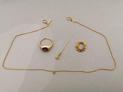 LOT d'or 750 mm comprenant une bague ornée...