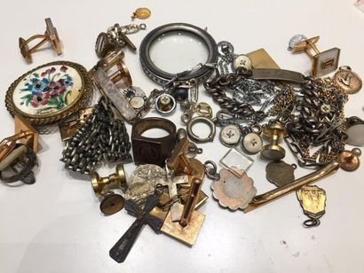 LOT DE BIJOUX FANTAISIE comprenant bagues,...