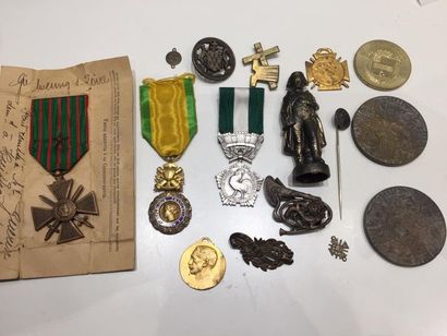 [Militaria]. LOT comprenant médailles militaires...