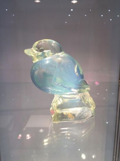 D'après Jan MARTEL.
Sujet en verre opalescent...