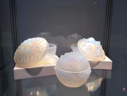Lot de 3 bonbonnières en verre opalescent...