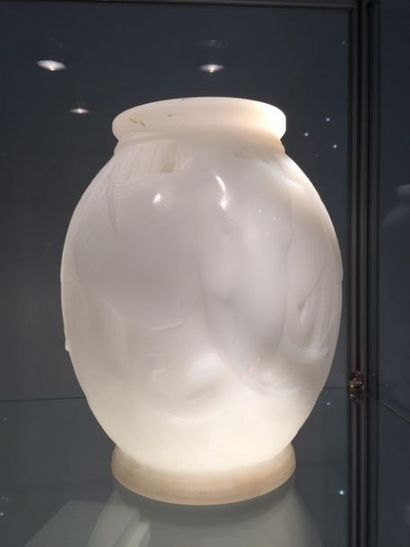 D'AVESN France.
Vase ovoïde sur talon et...