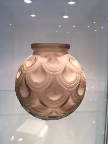 D'AVESN France (Attribué à).
Vase boule à...