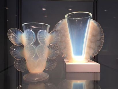 D'AVESN France.
Deux vases coniques sur talon...