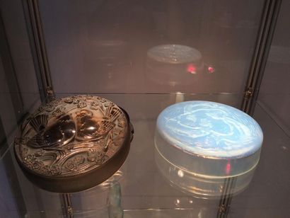D'AVESN France.
Bonbonnière en verre fumé...