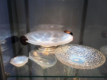 Important lot en verre opalescent comprenant...