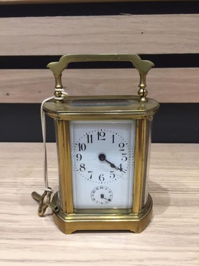 PENDULETTE dit d'officier en laiton et verre....