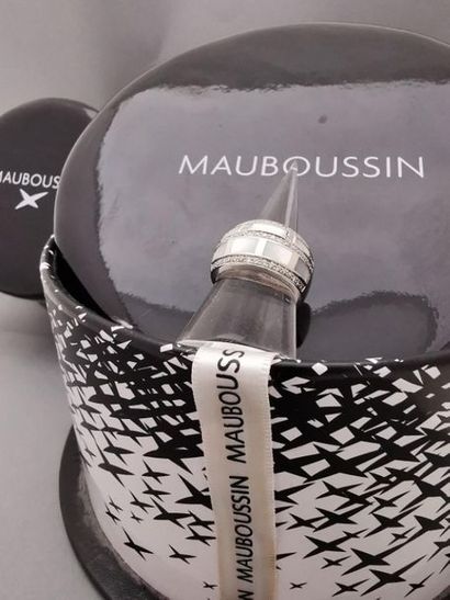 MAUBOUSSIN. Série récente. BAGUE ornée de...