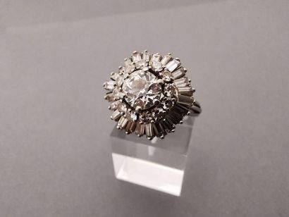 Bague jupe en platine ornée d'un diamant...