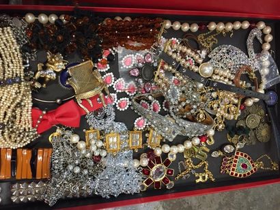 IMPORTANT LOT de bijoux fantaisie comprenant...
