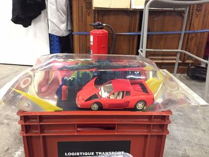 FAIRPLEX'S :
Sculpture à décor d'une ferrari...
