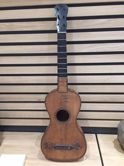 GUITARE d'enfant en bois à décor en marqueterie...