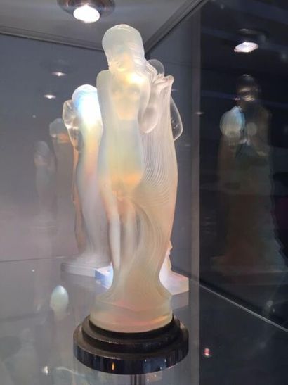 ETLING France : 
Sculpture en verre opalescent...
