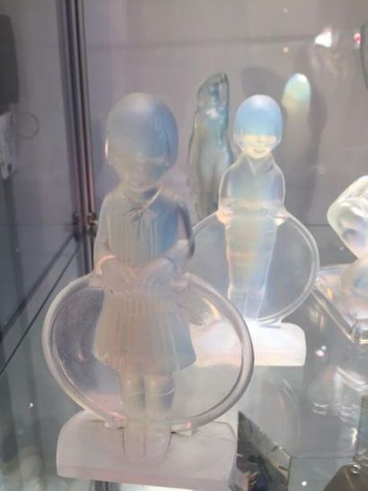 CESARI France :
Deux sujets en verre opalescent...