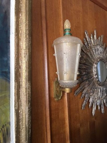 Suite de trois appliques lanterne en verre...