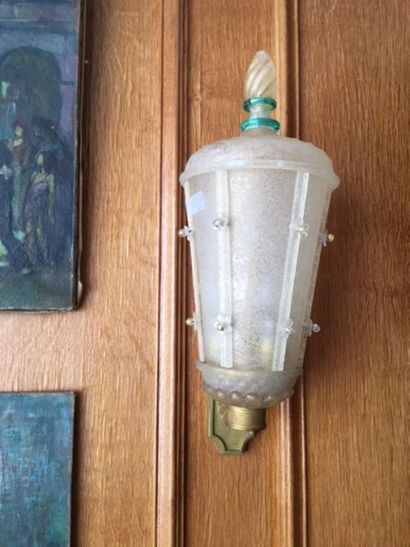 Suite de trois appliques lanterne en verre...