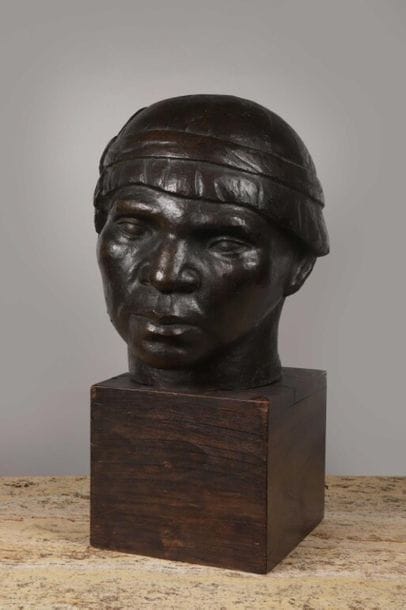 R. GONZALES (XXe siècle).
Tête d'indien d'Amazonie,...