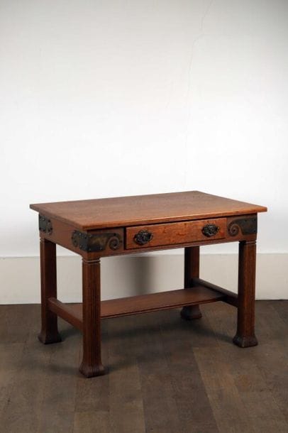BUREAU de forme rectangulaire en chêne ouvrant...