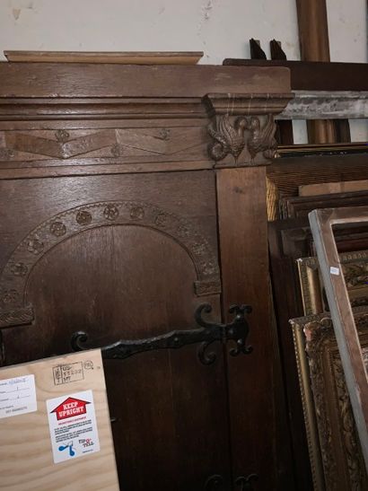 ARMOIRE D'APOTHICAIRE en bois à décor sculpté...