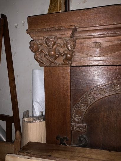 ARMOIRE D'APOTHICAIRE en bois à décor sculpté...