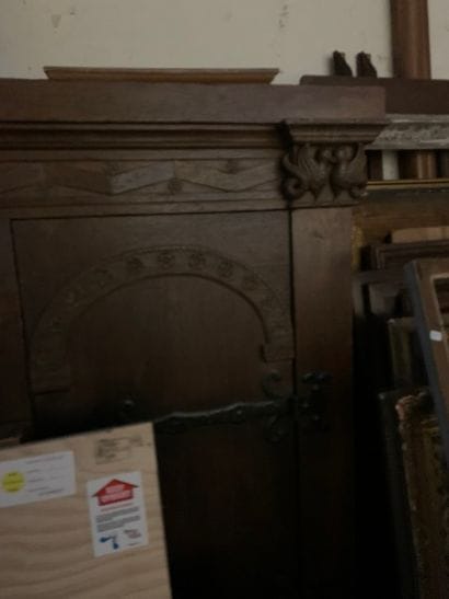 ARMOIRE D'APOTHICAIRE en bois à décor sculpté...