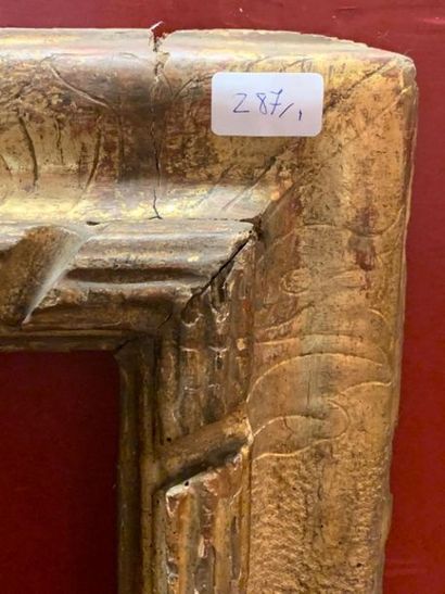 CADRE en bois doré et sculpté en l'état 
137...
