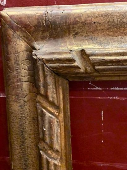CADRE en bois doré et sculpté en l'état 
137...