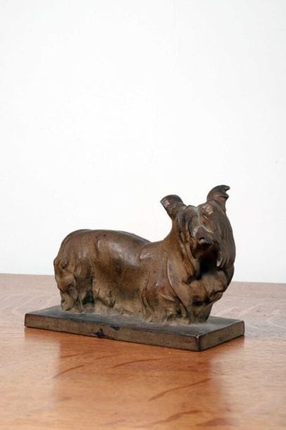 Jean Baptiste GAUVENET (1885-1967) pour SEVRES.
Chien...
