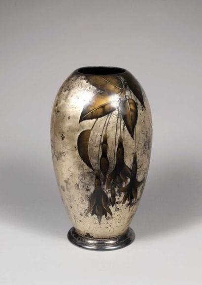 IKORA.
VASE à décor floral en métal vers...