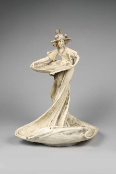 ÉPREUVE EN FAIENCE représentant une femme...