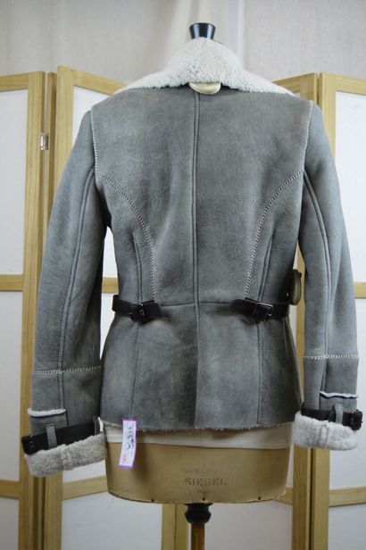 ROBERTO CAVALLI 

Veste en peau lainé grise...